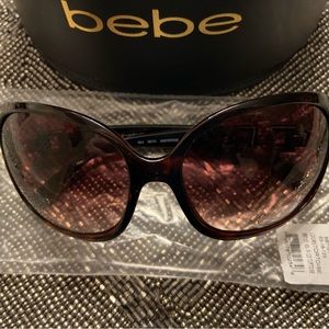 Bebe suns with case.